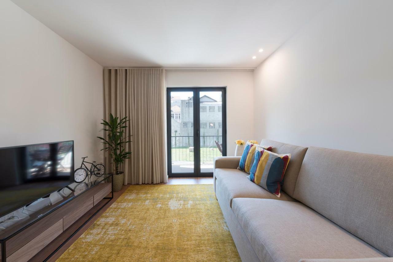 Lovelystay - Downtown Balcony Apartment With Free Parking Porto Exterior foto